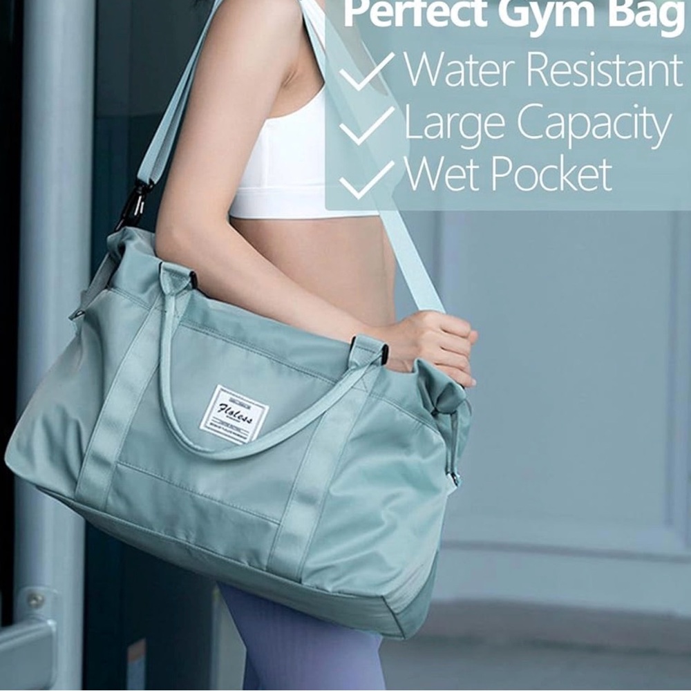 The duffel bag pictured is 👛a Floless brand carry-on bag👛👛with a trolley sleeve